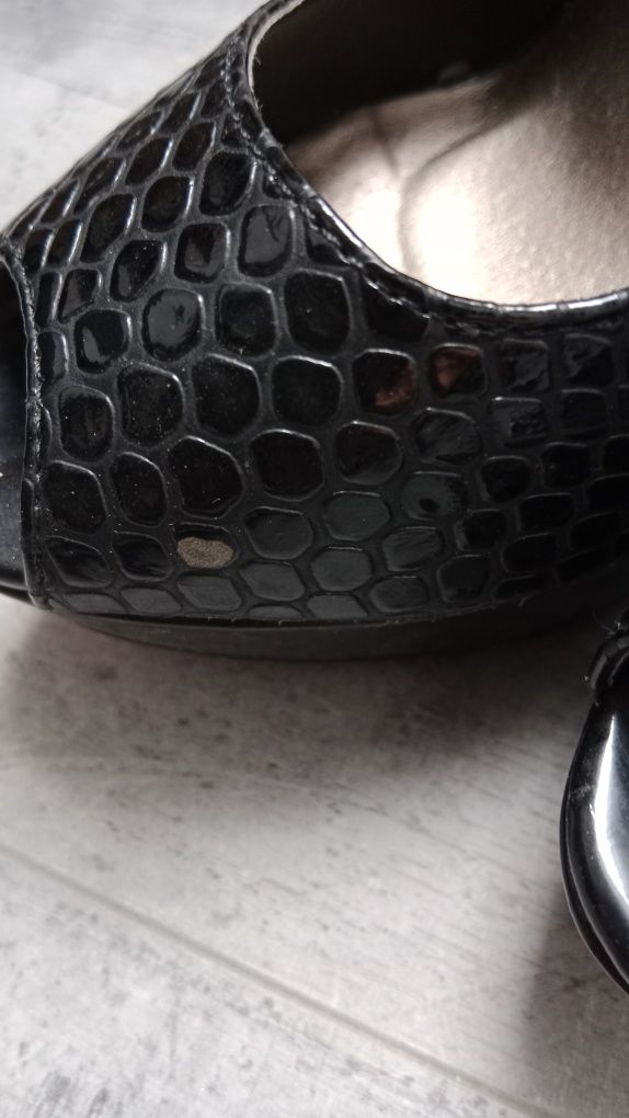 Buty na obcasie z odkrytmi palcami