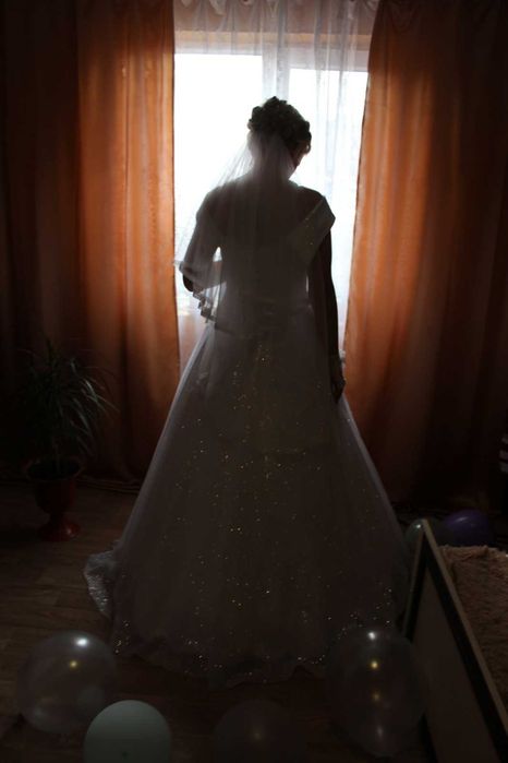 Продам весільну сукню