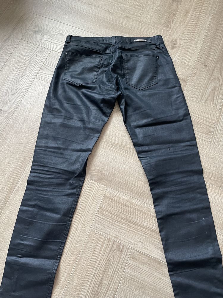 Czarne woskowane spodnie 36
