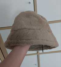 Beżowy futerkowy kapelusz