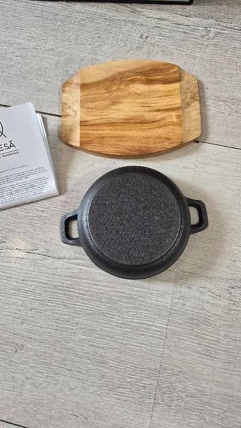 Miniaturowa żeliwny rondelek Artesà z drewnianą deską do serwowania 16