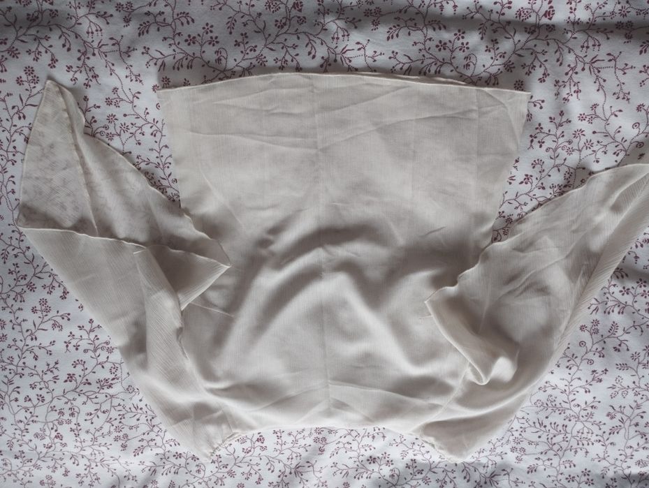 Blusa transparente com manga assimétrica