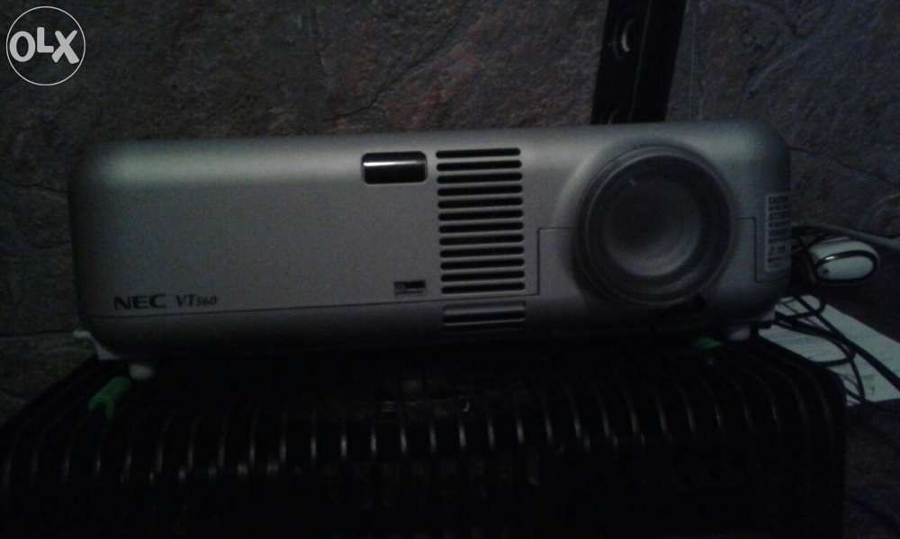 Vendo vídeo projecção em bom estado a trabalhar com cabos