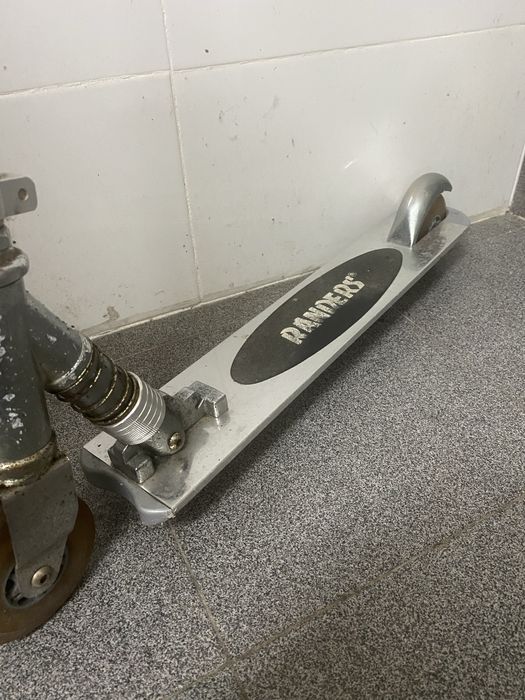 Trotinete da marca Randers, com marcas de uso mas 100% funcional.