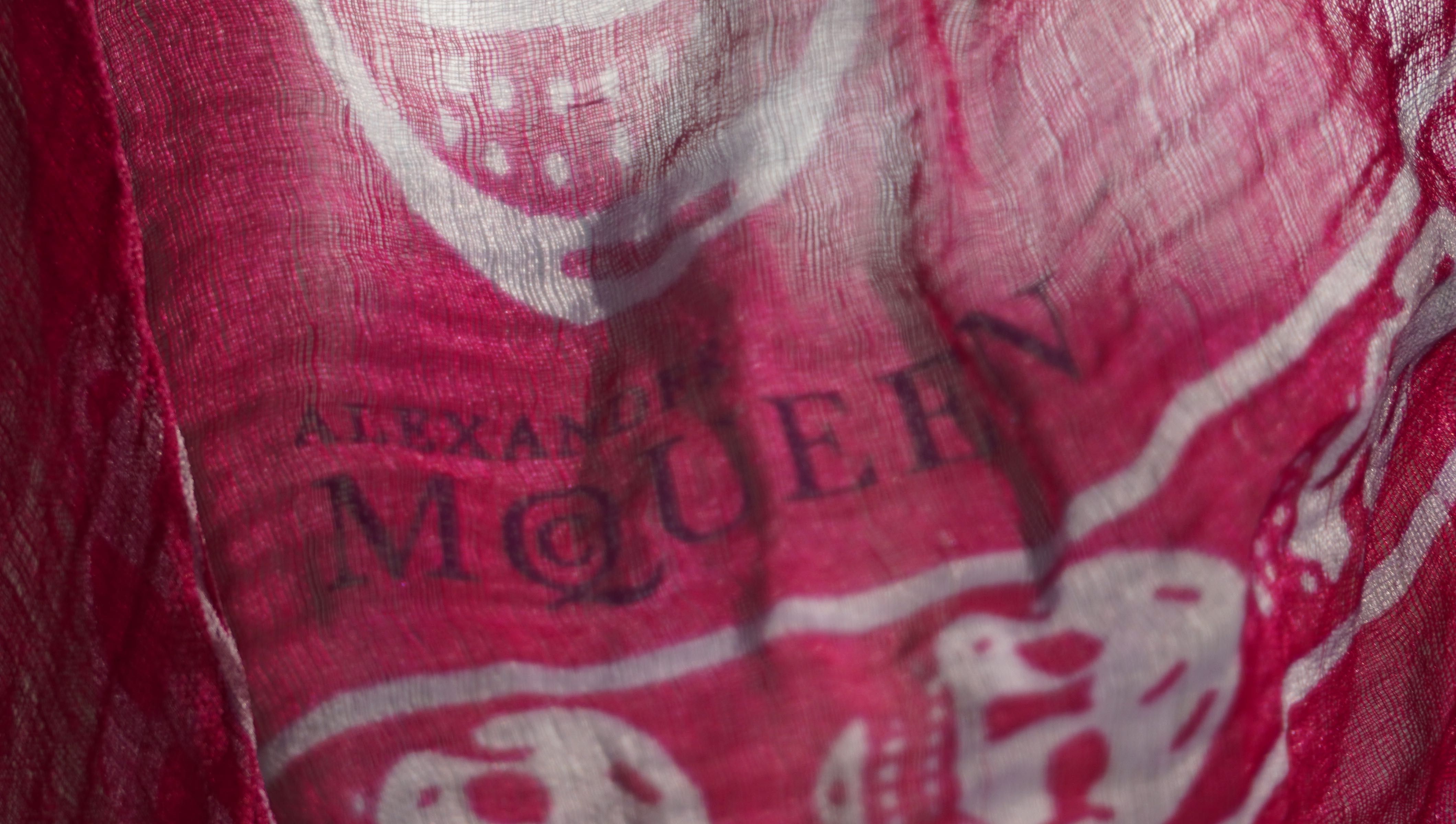 Alexander McQueen chusta skull czaszka opium różowa silk jedwab