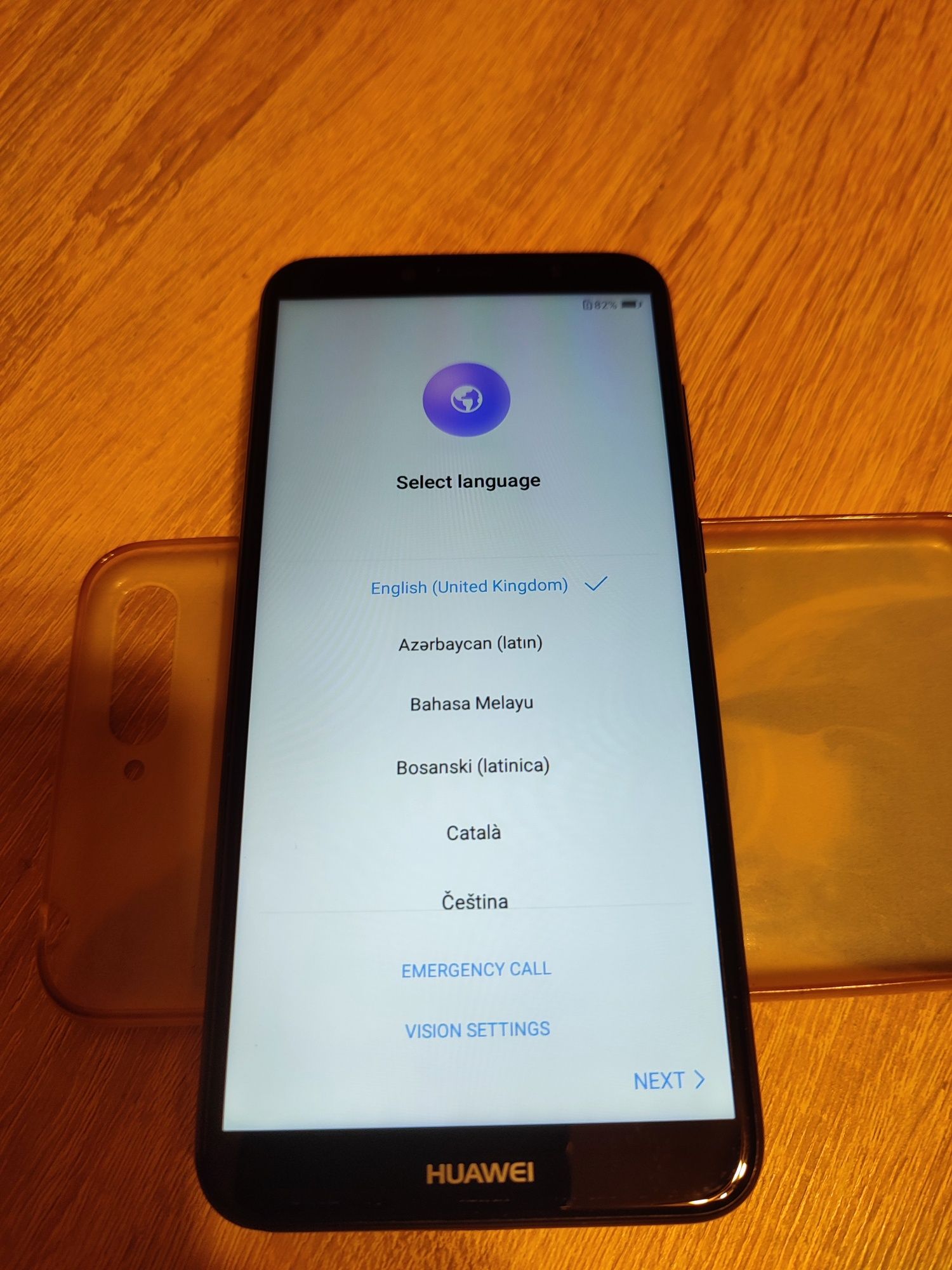 Smartfon Huawei Y6 2018. Bez ładowarki i słuchawek