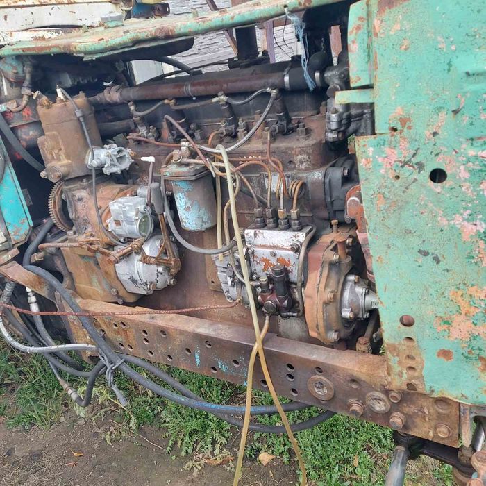 Трактор ЮМЗ 6 в робочему стані