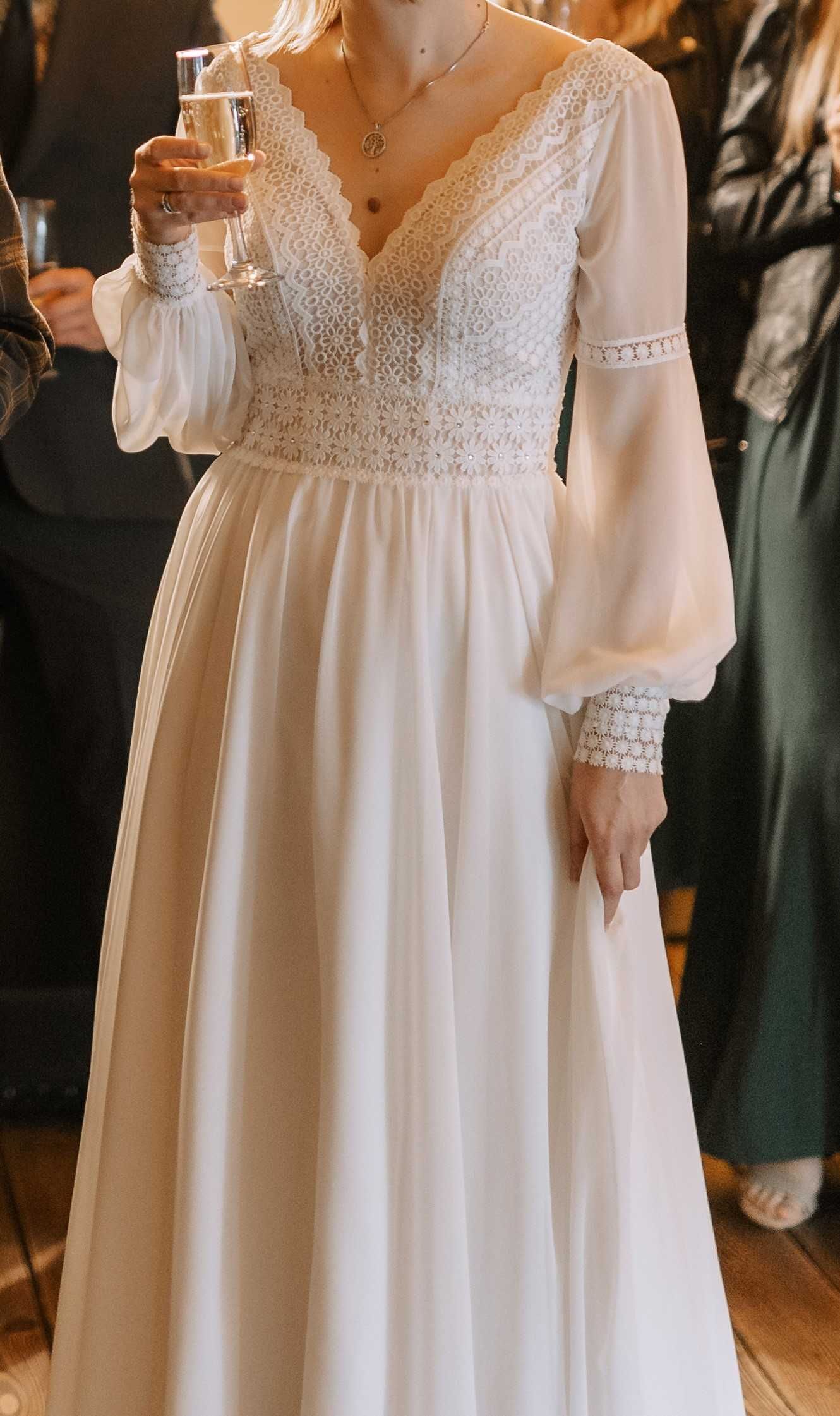 Skromna romantyczna suknia ślubna boho