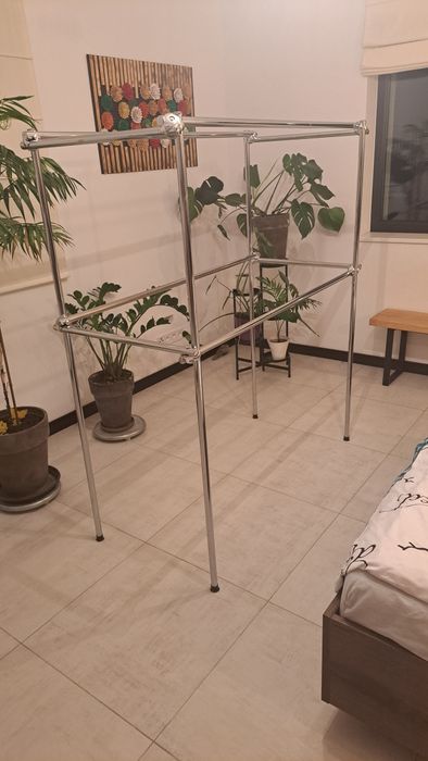 Wieszak stojący na ubrania