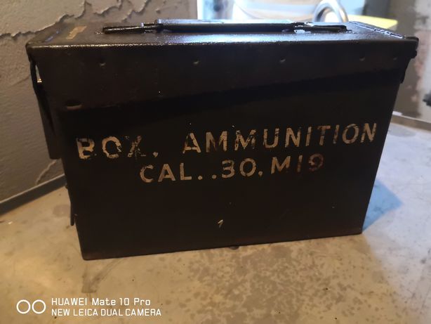 Metalowy pojemnik po amunicji