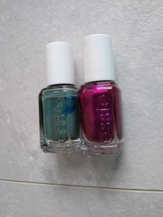 Zestaw dwóch lakierów do paznokci Essie