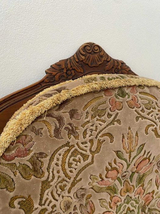 Cadeirão antigo em madeira com estofo florar