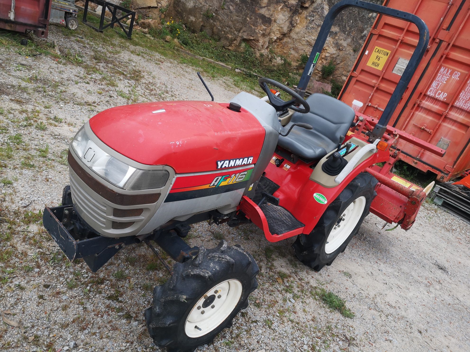 Vendo tratores de 3 cilindros 4x4