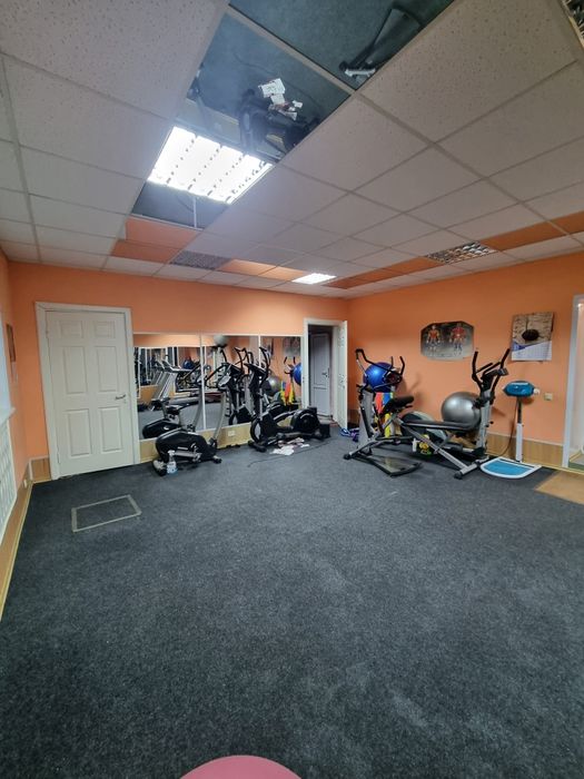 Фитнес зал с оборудованием