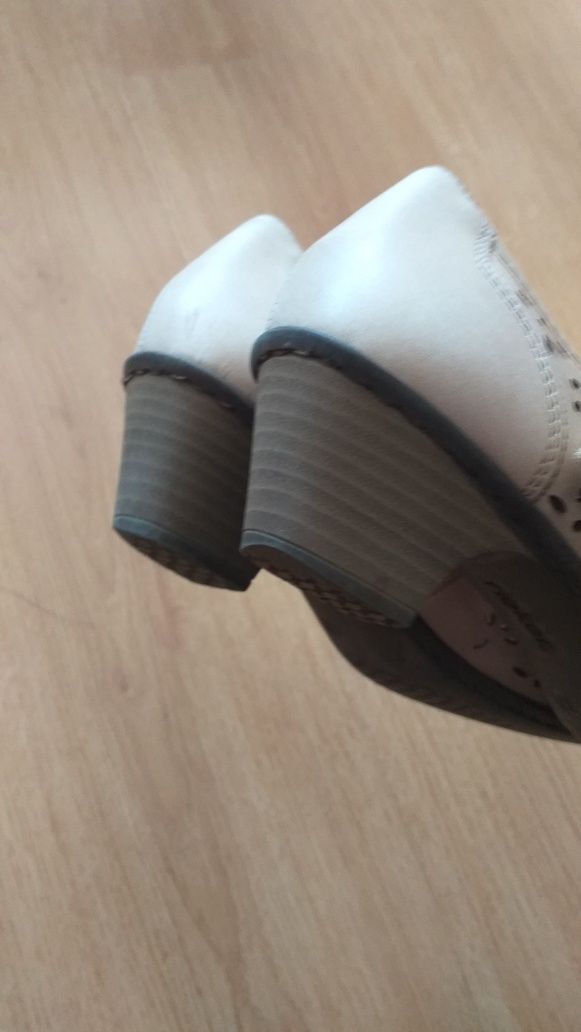Buty 37 Rieker na niskim obcasie beż pasek na rzepa