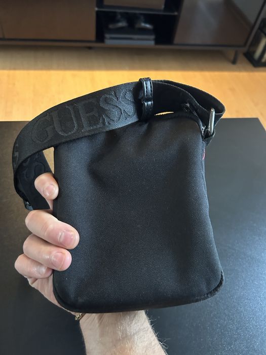 Saszetka Guess czarna