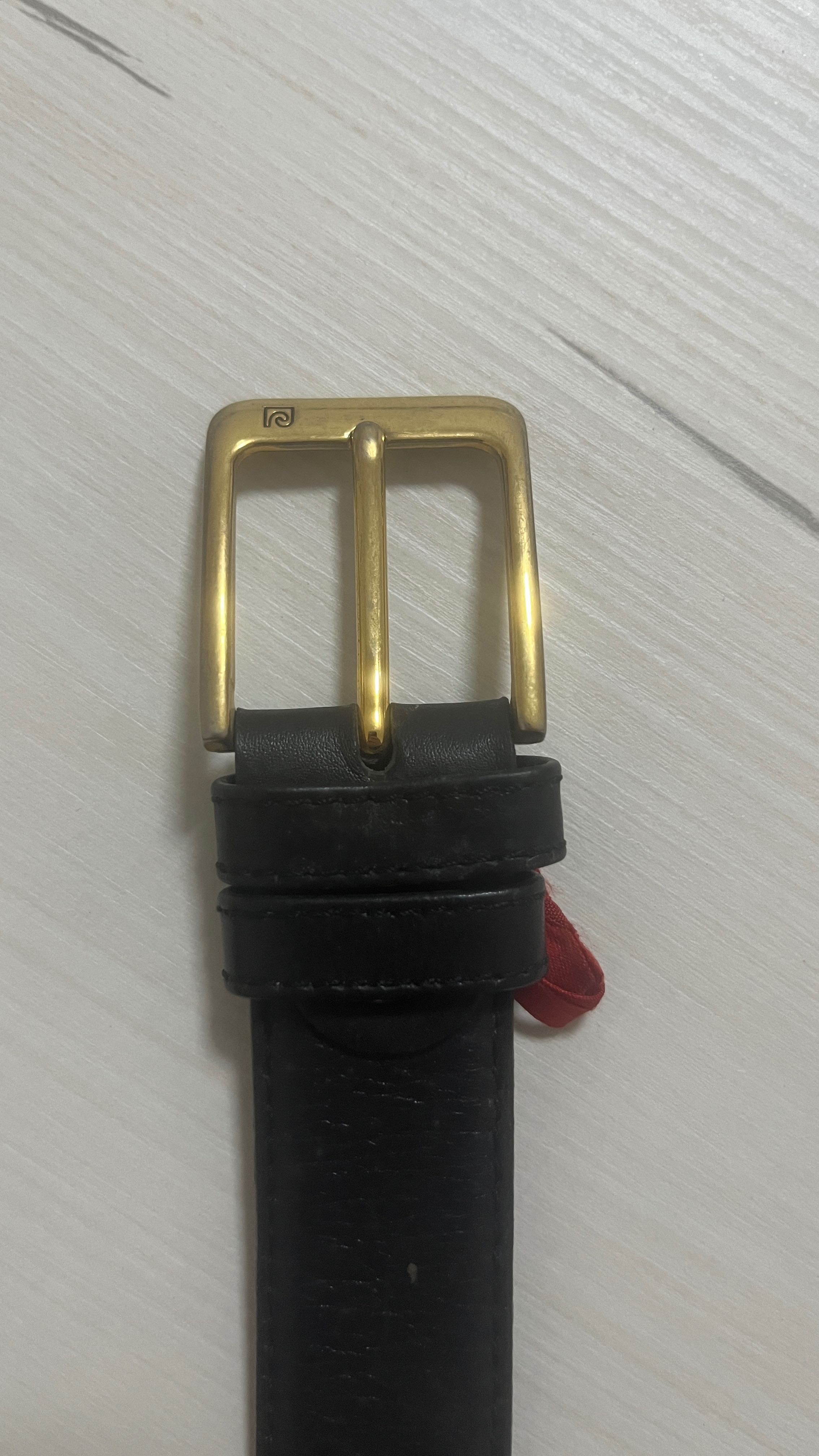 Cinto preto clássico da Pierre Cardin, com marcas de uso.