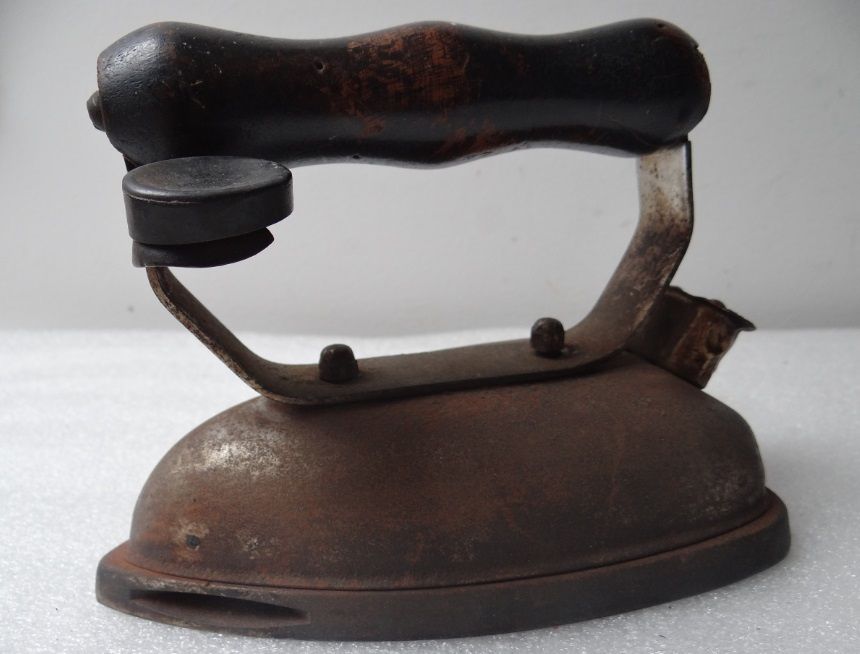 Ferro de Engomar Antigo (+/- 80 anos)