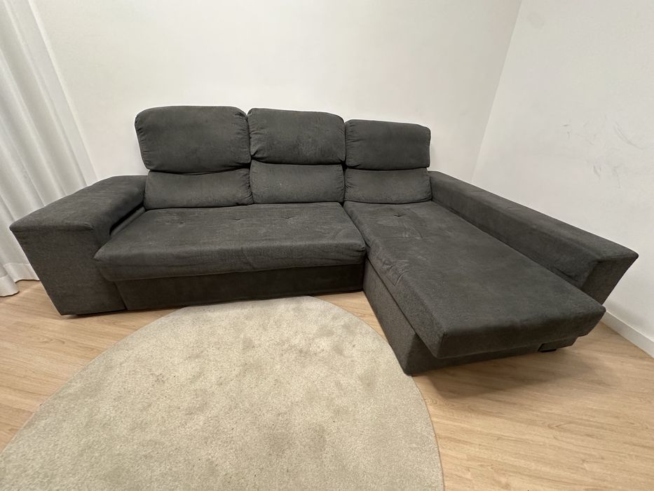 Sofá com chaise longue direita e puff