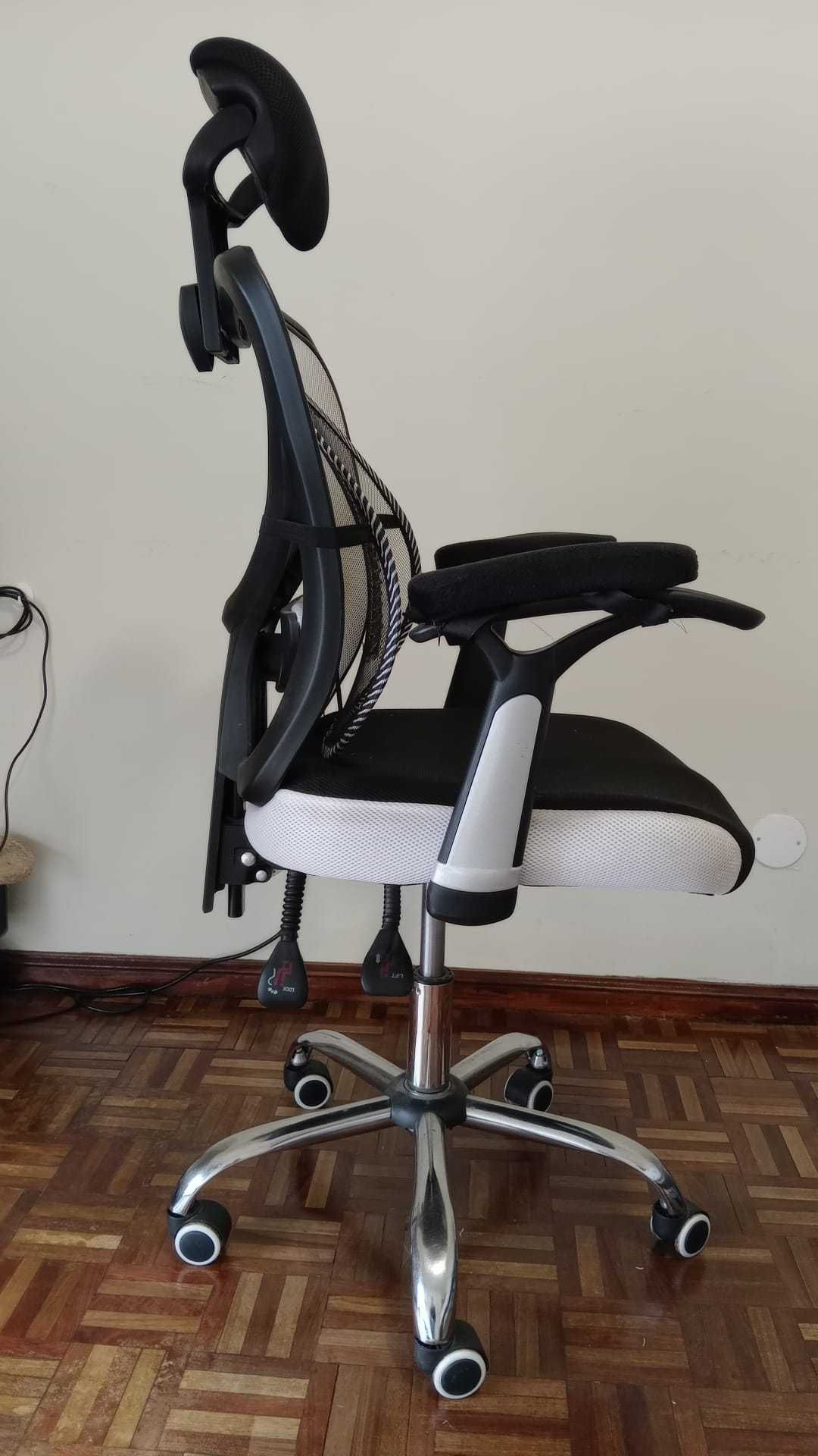 Cadeira Gamer - Em Ótimo Estado.