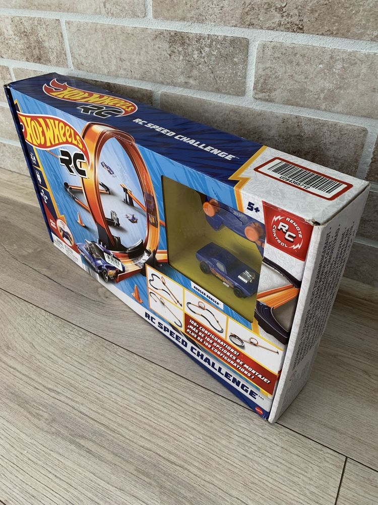Трек Hot Wheels RC 1:64 с 30 деталями и машиной на радиоуправлении
