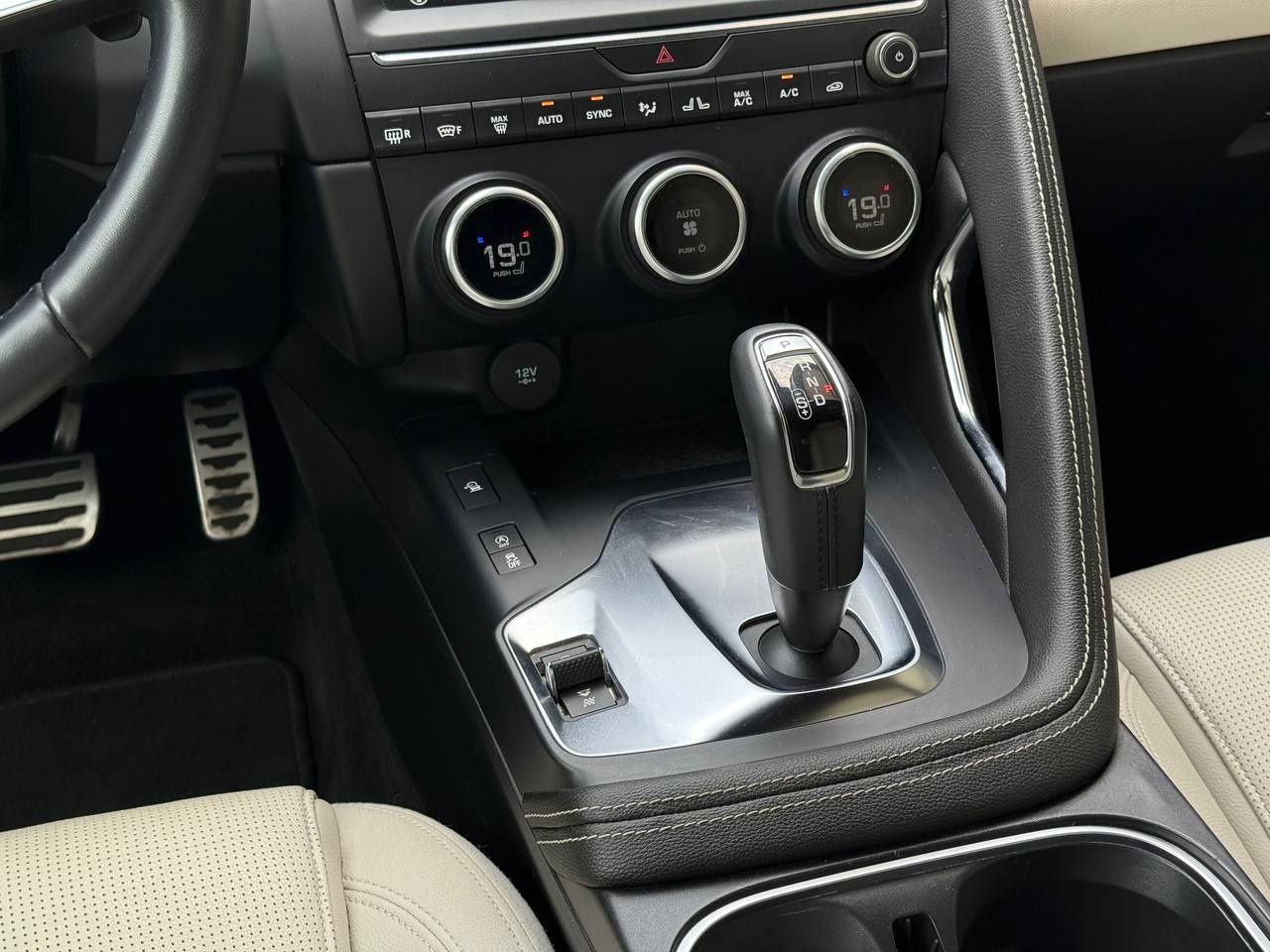 Jaguar E-Pace 2019 року, 2.0 бензин, AWD, автомат, пробіг 38 тис.км.
