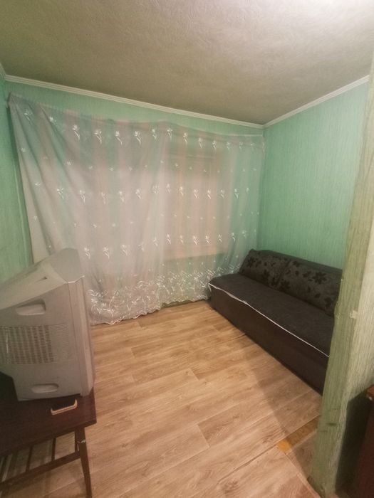 Продам МЕГА -дешевую гостинку метро Индустриальная 1-а минута