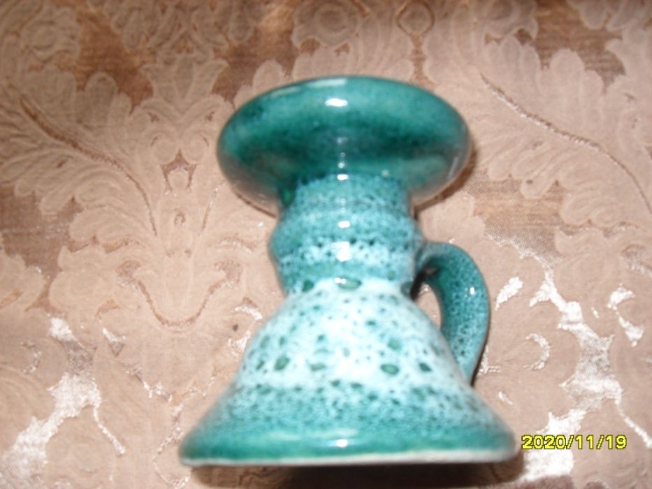 Świecznik z ceramiczny na świecę.