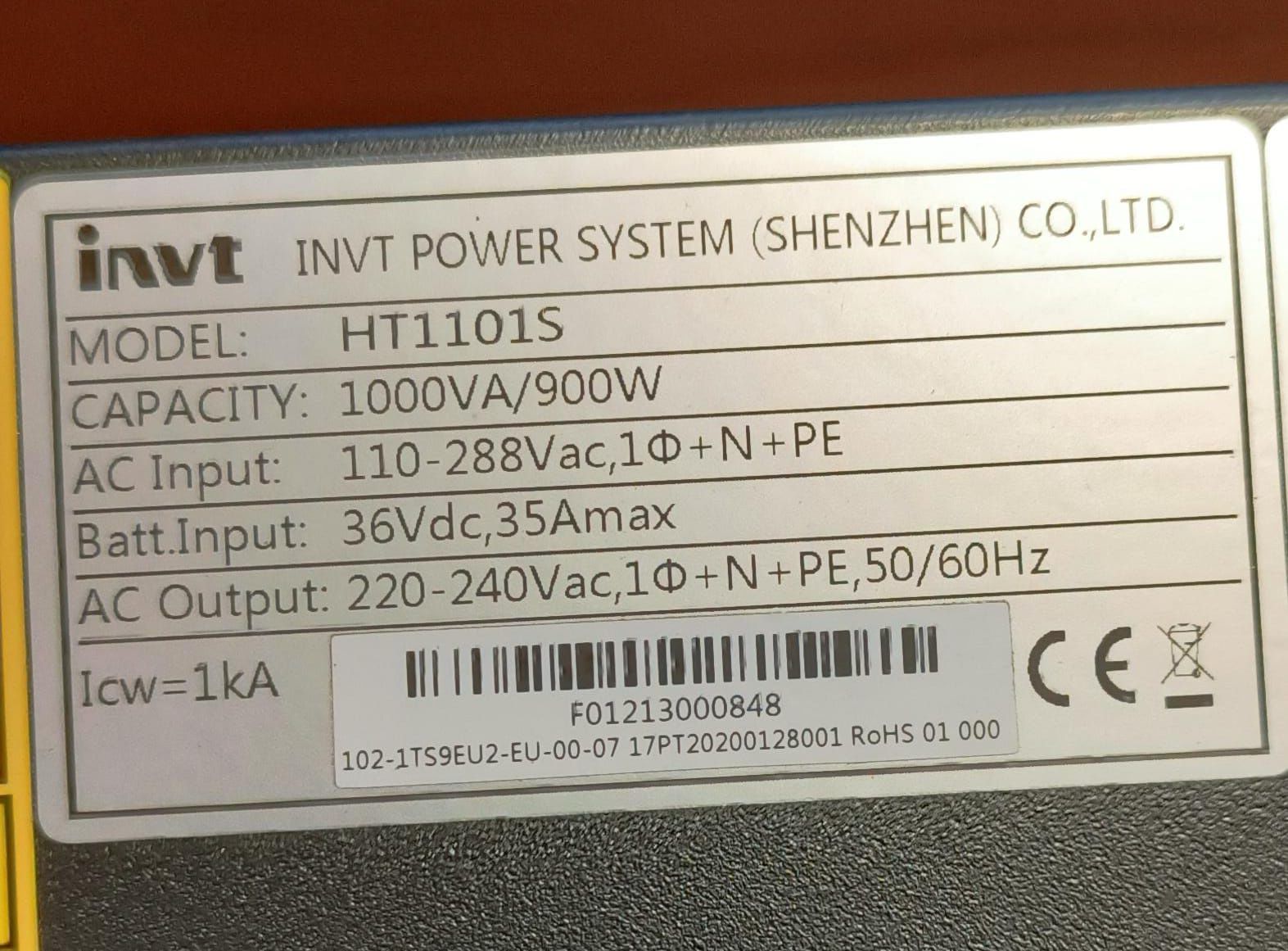 UPS 1000VA/900W.