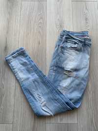 Spodnie jeansowe z przetarciami firmy Pull&Bear roz M