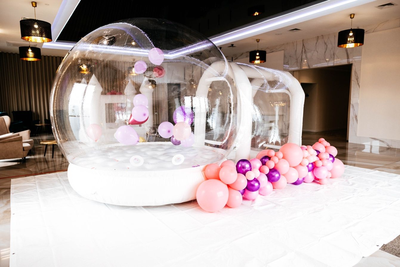 Bubble House Jump. Biały Miś. Dmuchany zamek. Animacje