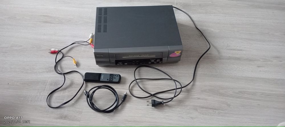 Відеомагнітофон, відік sanyo в користуванні майже не був