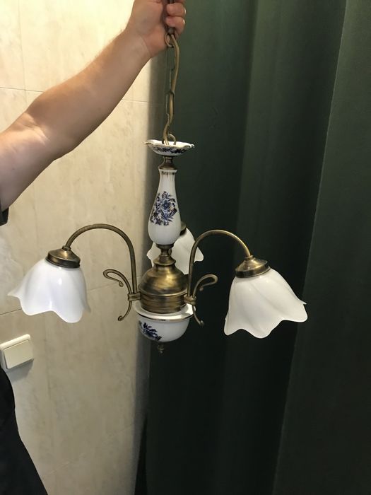 Candeeiro de tecto em porcelana e latão