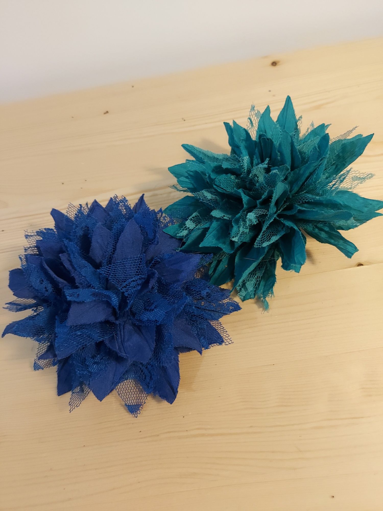 Broszki kwuaty z materiału metalu plastikowe
