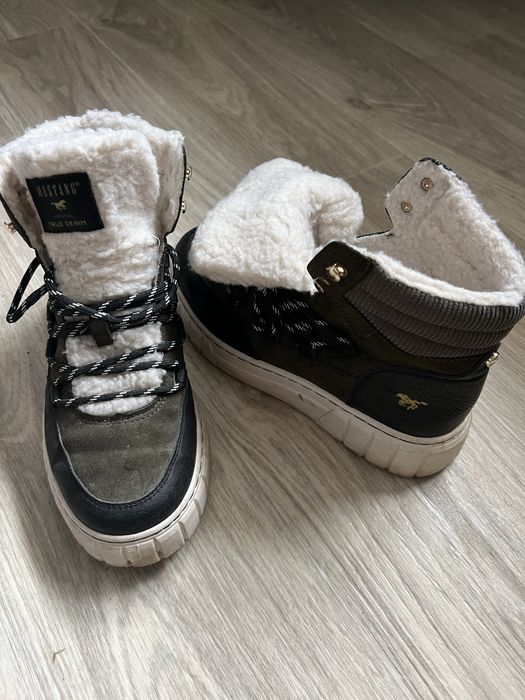 Зимове взуття жіноче 37р.
