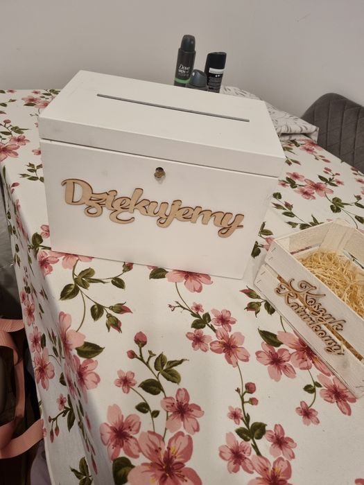 Skrzynka na prezenty ślubne, koszyki ratunkowe, wieszaki.