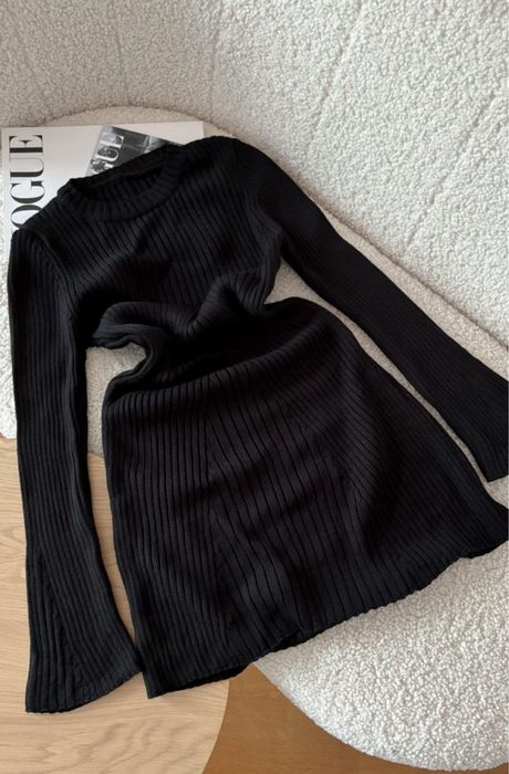 Тепла вʼязана сукня чорного кольору в рубчик з узорами