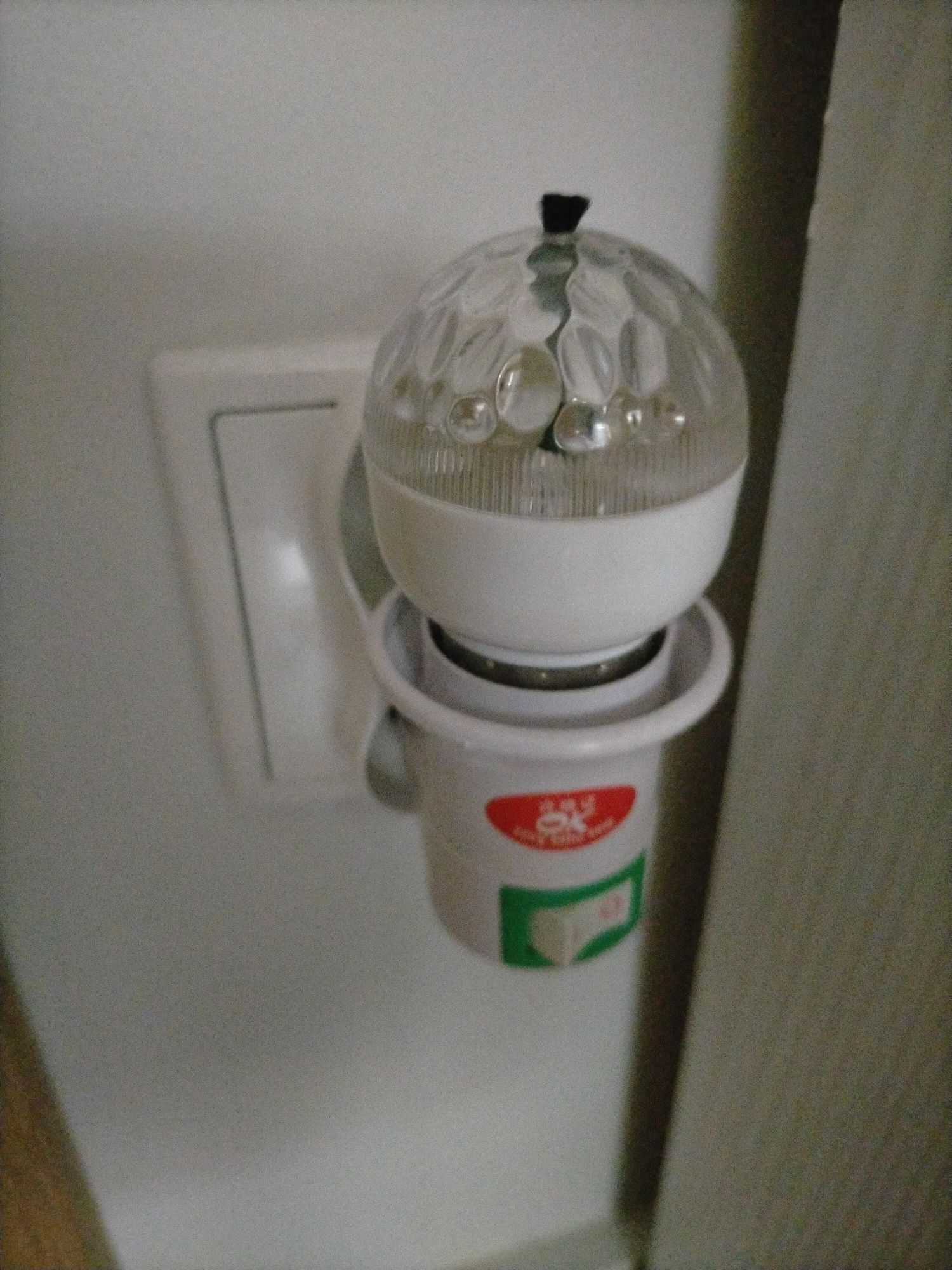 Mini lampki nocne do kontaktu .