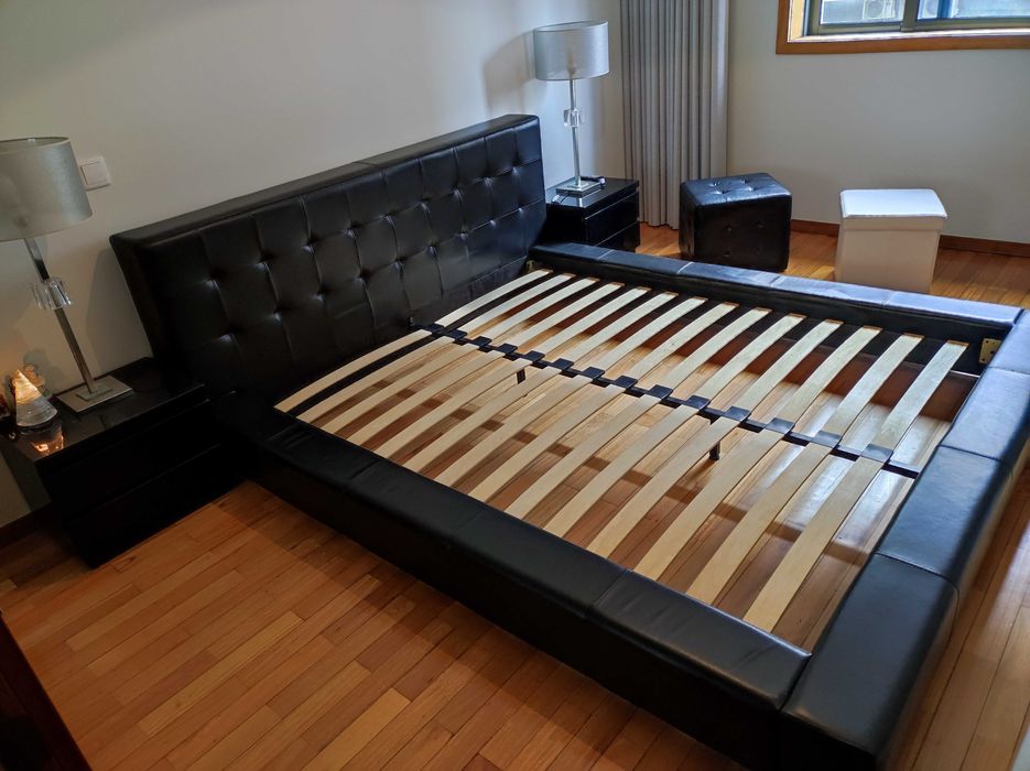 Mobília cama e mesinhas