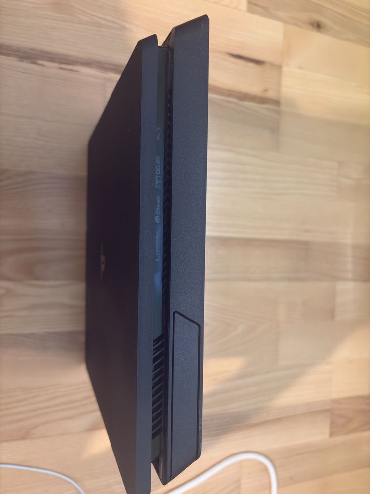 Playstation 4 Slim + dwa pady Dualschock 4