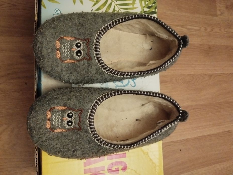 Szare kapcie typu góralskie z sową