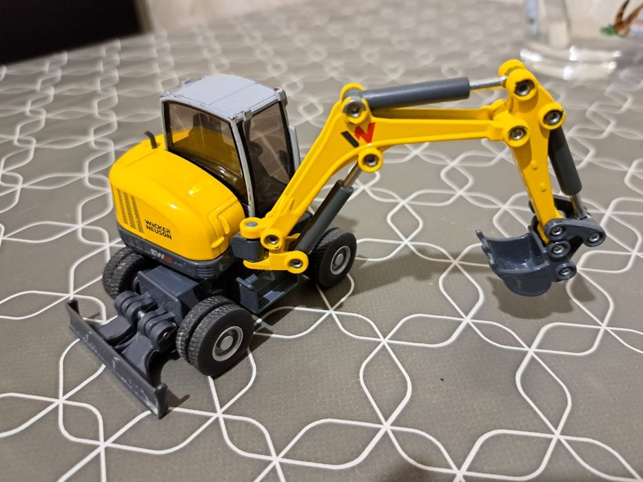 Продам игрушку экскаватор, металлический