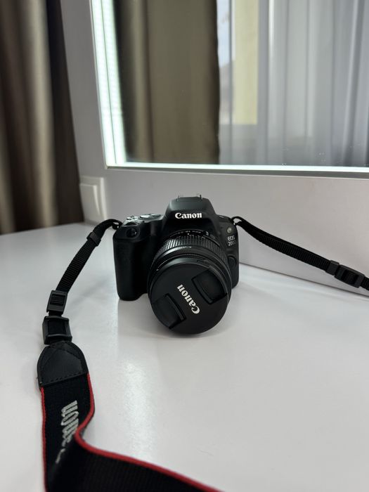 Продам фотоапарат Canon EOS 200D