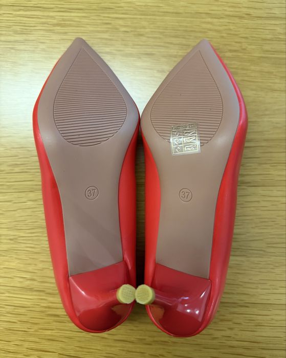 Sapatos vermelho salto alto