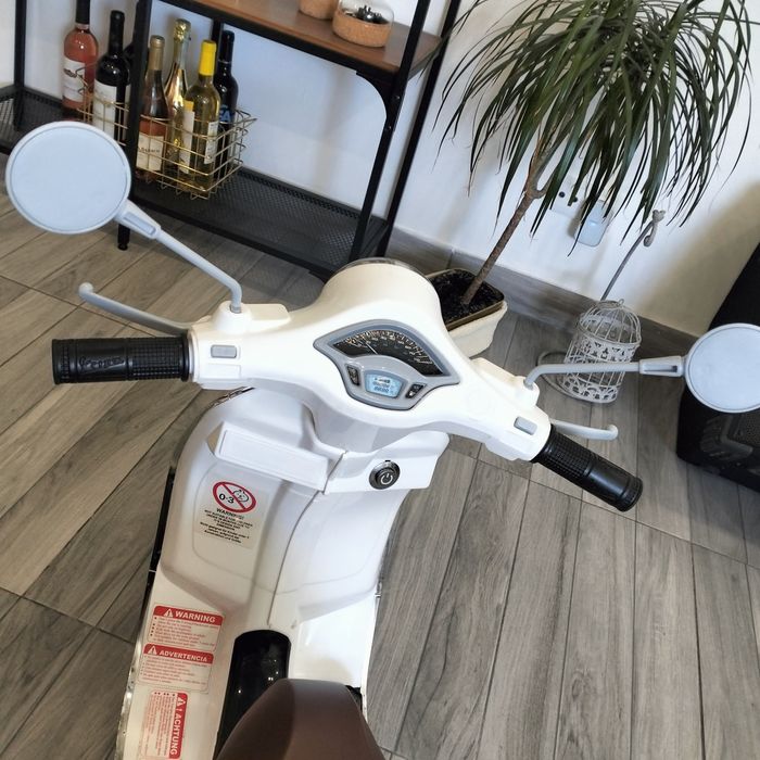 Vespa infantil elétrica