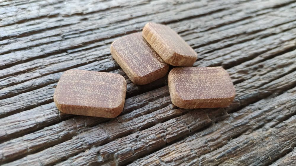 Руни, з деревини Кумару, ручної роботи.