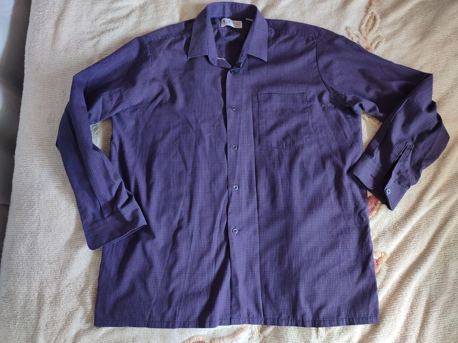 Męską fioletową koszula w kratę