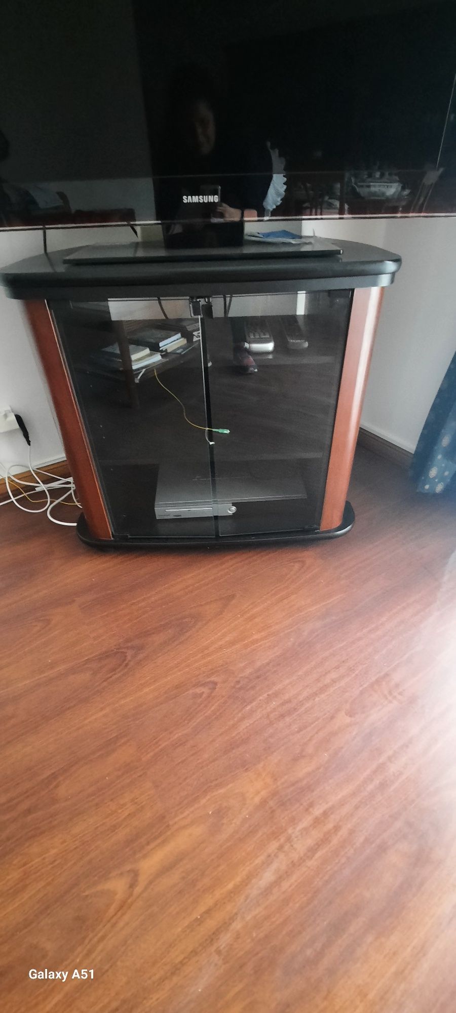 movel de televisão com portas em vidro