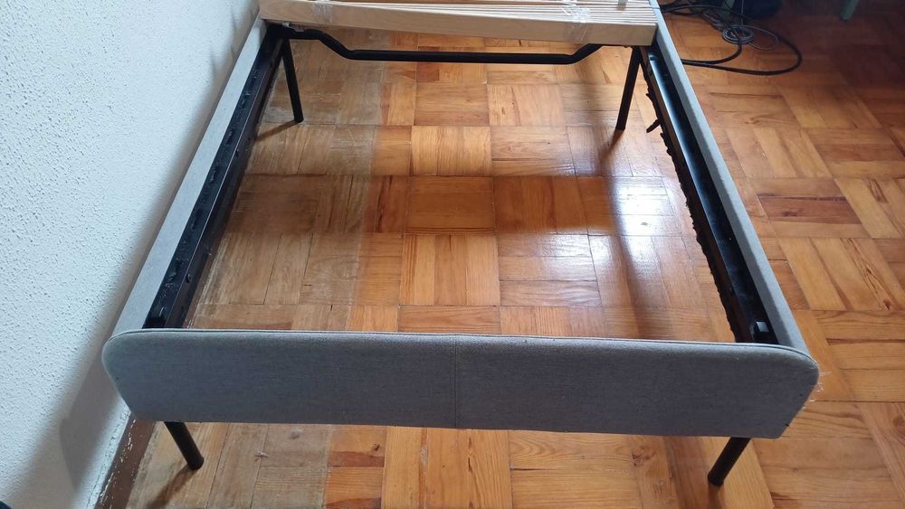 Vendo cama de solteira com colchão EMMA one em ótimo estado.
