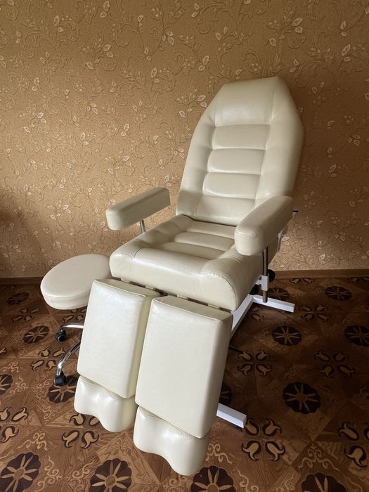 Продам педикюрне (косметологічне) крісло-кушетку з кріслом для майстра